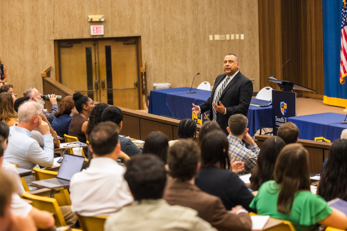 STCL_Houston's tweet photo. Class is in session for Fall 2025 at STCL Houston! Today, 376 new 1L students begin their journey into the world of law. Welcome, everyone!
#STCLHouston #SouthTexasLaw https://t.co/reXax2amHW