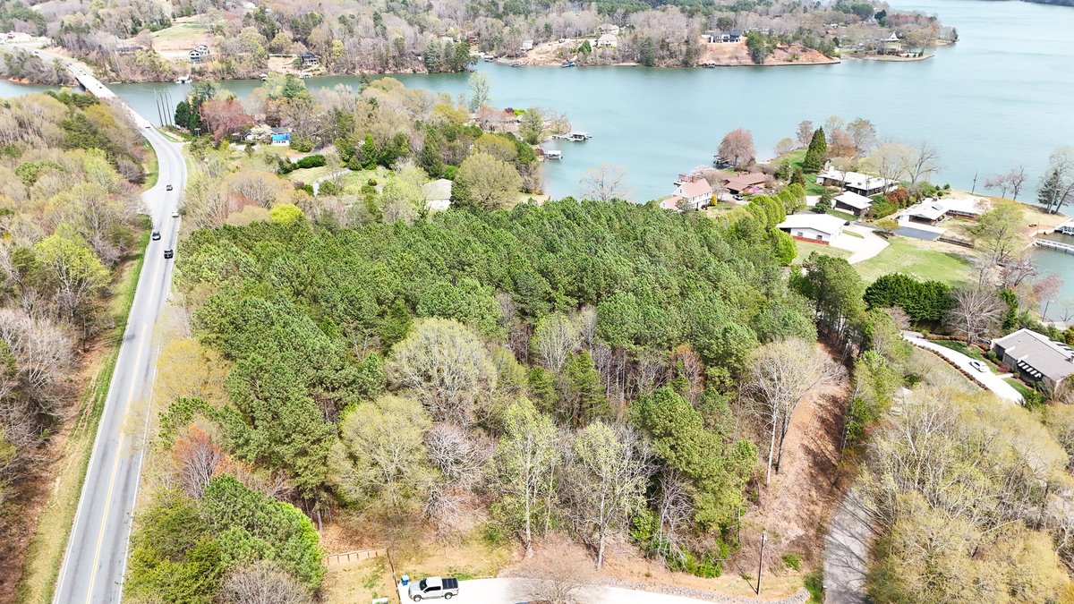 nhblueskies's tweet image. 🌊 Active Listing! 1st St NE #6, Hickory, NC. Get the water-view lot you've been waiting for! This 0.84-acre parcel is across from Lake Hickory homes, offering breathtaking views. Build your dream home with NO HOA! Call 828.330.6088.

#LakeHickory #WaterView #HickoryNC #NoHOA