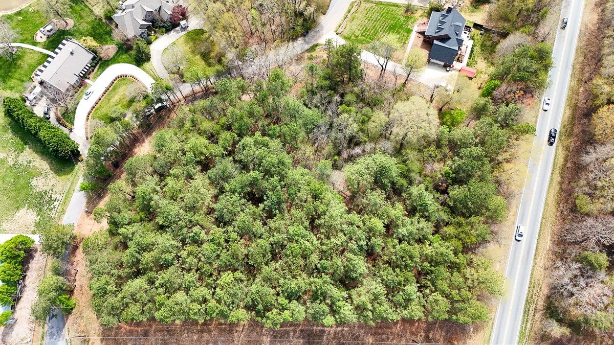 nhblueskies's tweet image. 🌊 Active Listing! 1st St NE #6, Hickory, NC. Get the water-view lot you've been waiting for! This 0.84-acre parcel is across from Lake Hickory homes, offering breathtaking views. Build your dream home with NO HOA! Call 828.330.6088.

#LakeHickory #WaterView #HickoryNC #NoHOA