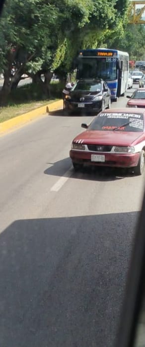 Fco. Alejandro Leyva A. (@leyvaguilar) on Twitter photo En símbolos Patrios un binnibus choca vs un particular, un percance más de la empresa de <a href="/noejaracruz/">Noe Jara Cruz</a> por cierto ¿ya indemnizaron a la familia del ciclista que falleció? <a href="/Lagarrapata_S22/">La Garrapata S-22</a> <a href="/Gelosnivon/">María de los Ángeles</a> <a href="/rojasayuzo/">Ernesto Rojas Ayuzo</a> <a href="/carpetapurpura/">La Carpeta Púrpura</a> <a href="/lajornadaonline/">La Jornada</a> En símbolos Patrios un binnibus choca vs un particular, un percance más de la empresa de <a href="/noejaracruz/">Noe Jara Cruz</a> por cierto ¿ya indemnizaron a la familia del ciclista que falleció? <a href="/Lagarrapata_S22/">La Garrapata S-22</a> <a href="/Gelosnivon/">María de los Ángeles</a> <a href="/rojasayuzo/">Ernesto Rojas Ayuzo</a> <a href="/carpetapurpura/">La Carpeta Púrpura</a> <a href="/lajornadaonline/">La Jornada</a>