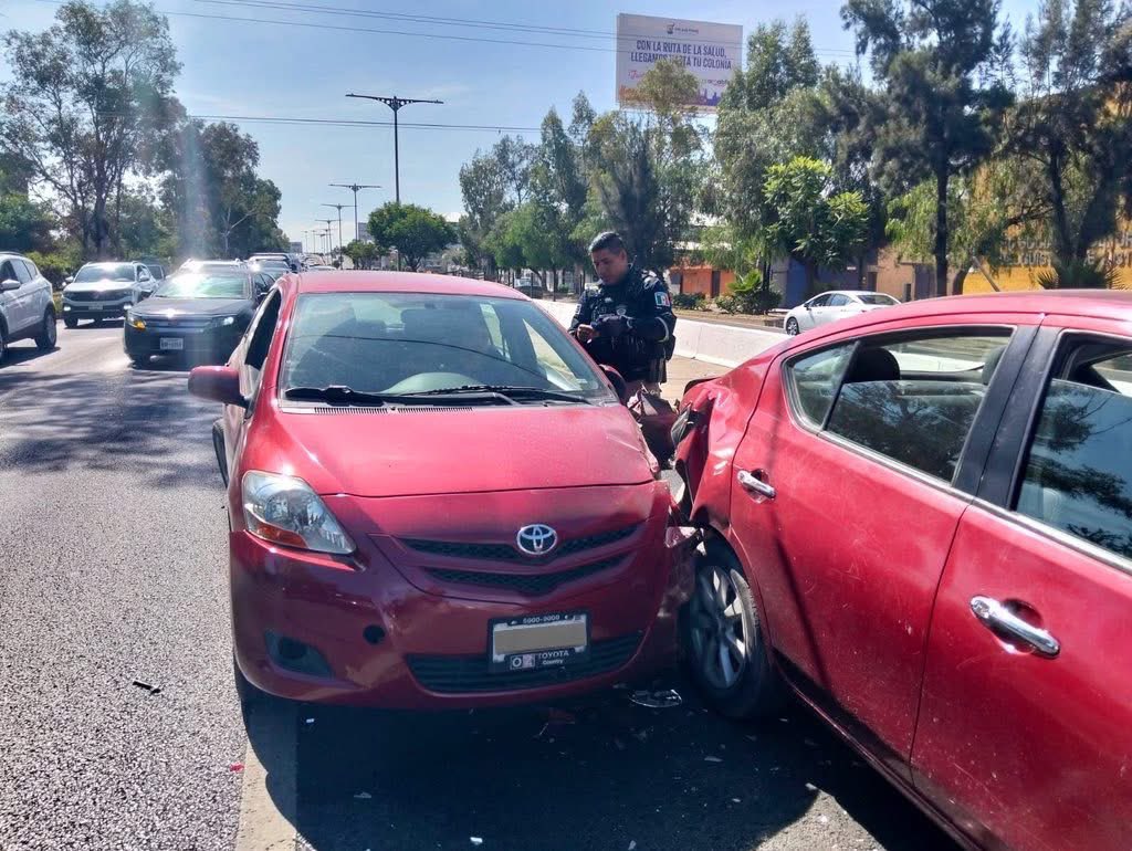 NotSanLuisP's tweet photo. #NoticiasSLP | Fuerte choque entre al menos tres automóviles en Salvador Nava, en dirección a Lomas; la circulación se ve interrumpida a la altura de Xicoténcatl, maneje con precaución ⚠️📸⤵️ https://t.co/7l75V5iyxJ