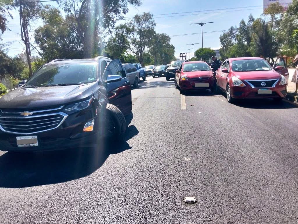 NotSanLuisP's tweet photo. #NoticiasSLP | Fuerte choque entre al menos tres automóviles en Salvador Nava, en dirección a Lomas; la circulación se ve interrumpida a la altura de Xicoténcatl, maneje con precaución ⚠️📸⤵️ https://t.co/7l75V5iyxJ