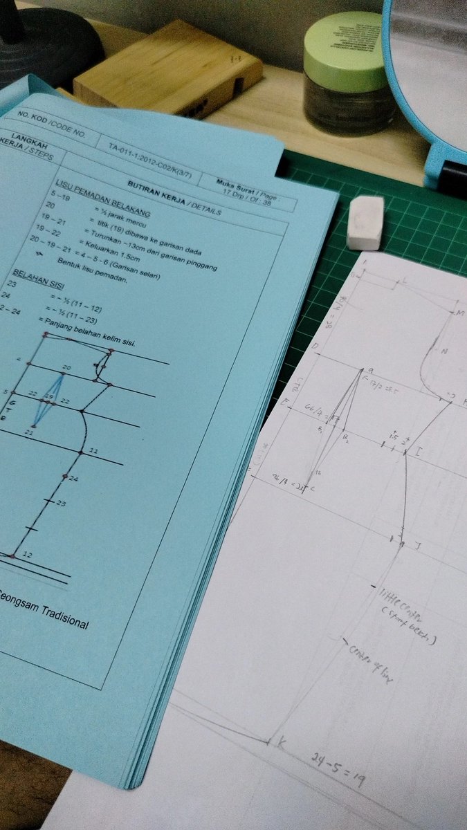 ap_putraz's tweet photo. Sebelum ajar pd stdnt, kita yg kena buat hw dlu🥴

#sewing https://t.co/jB4v4FrifT