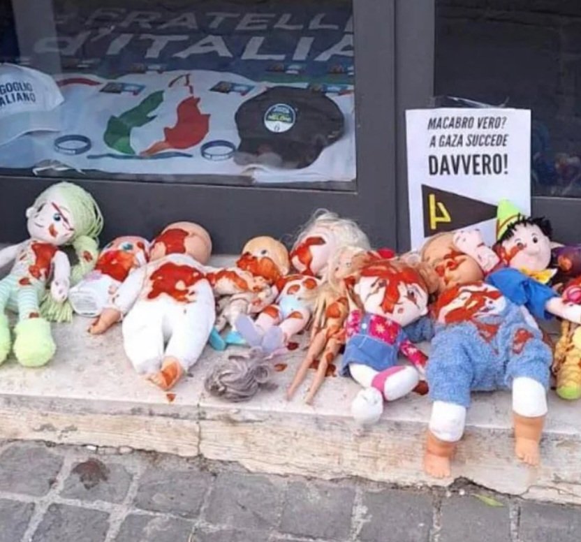 grande_flagello's tweet photo. @FratellidItalia Ma non vi sfiora il sospetto che le bambole insanguinate rappresentino i bambini ammazzati (col nostro aiuto) a Gaza? Nah, raccontiamo che so' minacce (casualmente fa rima con fregnacce) Magari può aiutare non ritagliare la foto! https://t.co/ElnyWZAUre