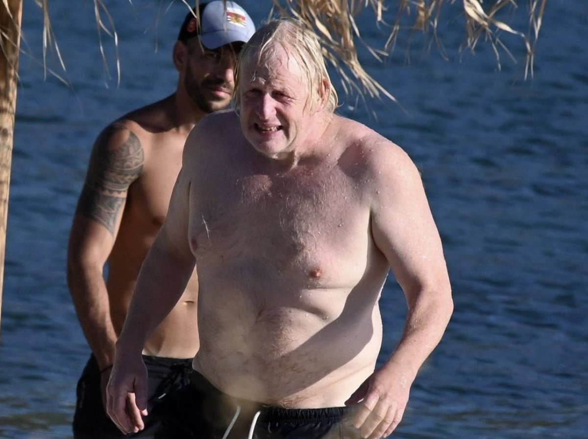 Un des responsables du massacre en Ukraine, Boris Johnson, profite de la vie en Grèce, pendant que des milliers de jeunes ukrainiens et russes sont sous terre.

La vie est facile pour ceux qui jouent avec la vie des autres.