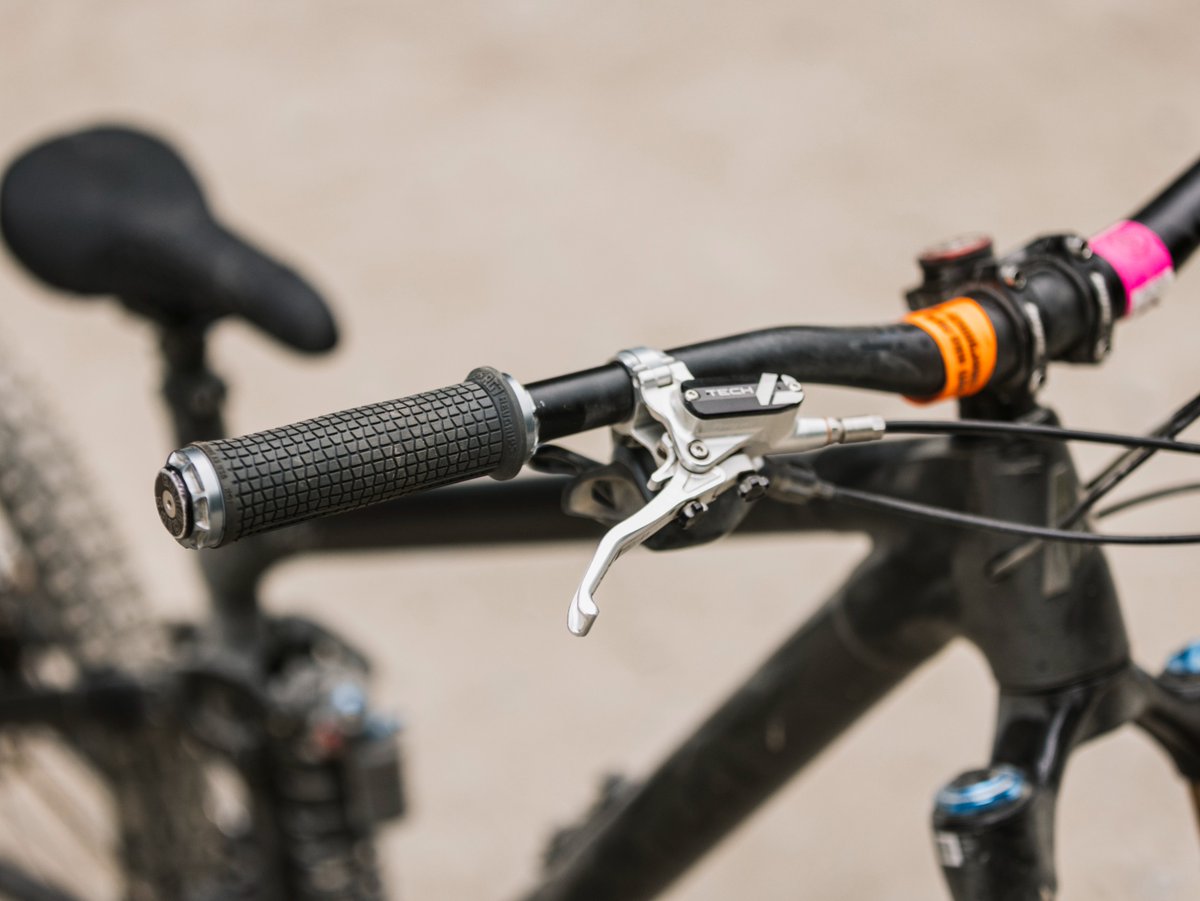 Adam’s STEALTH A.170.3… dripping with custom upgrades 🔥🤺🎱

This size 11 big mountain enduro beast is absolutely mint.

What would your ultimate setup look like? Drop your dream build in the comments...

See our bikes: zurl.co/7QHex
 
#Athertonbikes
#builtdifferent