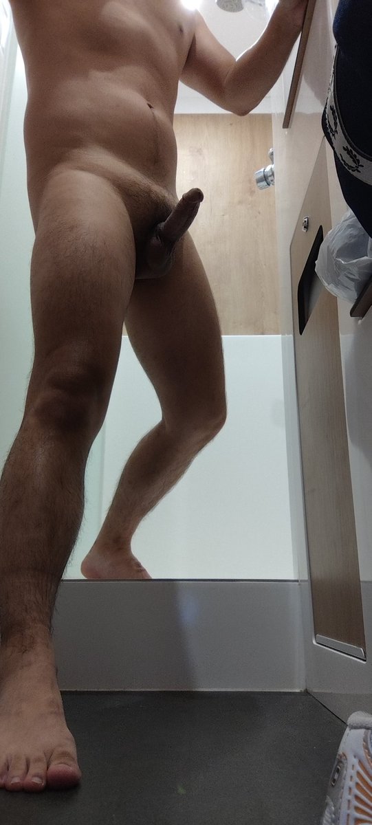 SudiX14's tweet photo. Putain quand je voie tous ces Q a la salle de sport ça m'excite tellement que je vais me branler sous la douche la porte ouverte https://t.co/4zBodQyBPy