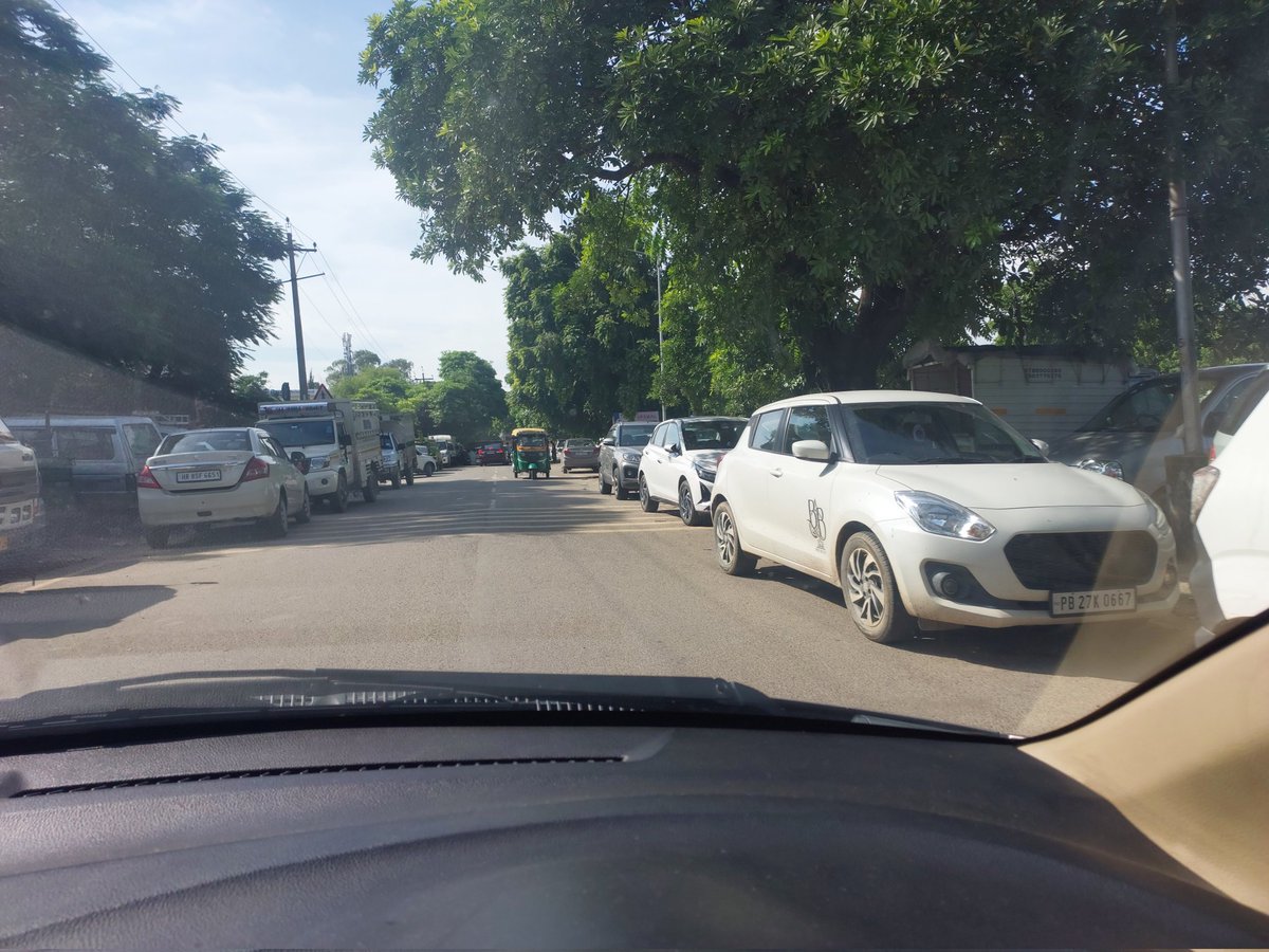 WelfareSuper's tweet photo. @DgpChdPolice @ssptfcchd @chandigarh_admn traffic chaose V5 rd sect 45A . Wrong parking and repair on rd.High Court order CWP 170 dat 21.09.2021. No improvement. Need concrete plan to stop these activities.  A proper depuation of team  full day can help us a lot. 18.08
2025 https://t.co/Y36VWXOie1