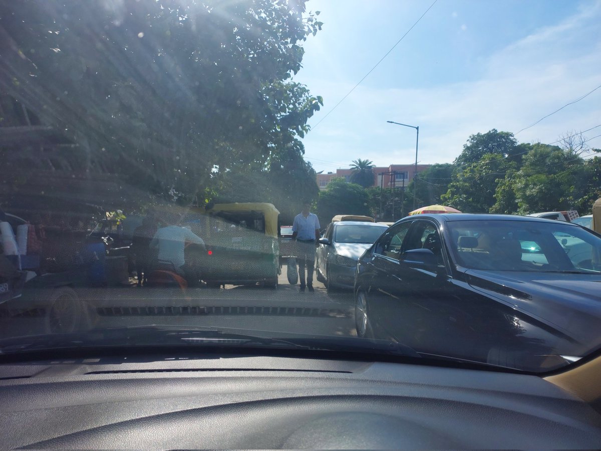 WelfareSuper's tweet photo. @DgpChdPolice @ssptfcchd @chandigarh_admn traffic chaose V5 rd sect 45A . Wrong parking and repair on rd.High Court order CWP 170 dat 21.09.2021. No improvement. Need concrete plan to stop these activities.  A proper depuation of team  full day can help us a lot. 18.08
2025 https://t.co/Y36VWXOie1