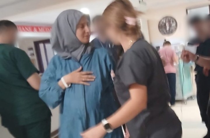 ❗️Din dersi öğretmeni Merve Zayım, Edirne Cezaevi’nde tutukluydu. ❗️Bugün bir erkek bebek dünyaya getirdi.  
❗️Bugün doğum yaptı. ama cezaevine geri gönderiliyor. 
❗️Lohusa haliyle, bebeğiyle birlikte tekrar cezaevine gönderilmesi kararlaştırıldı.  

Bebeğimi Tutuklama