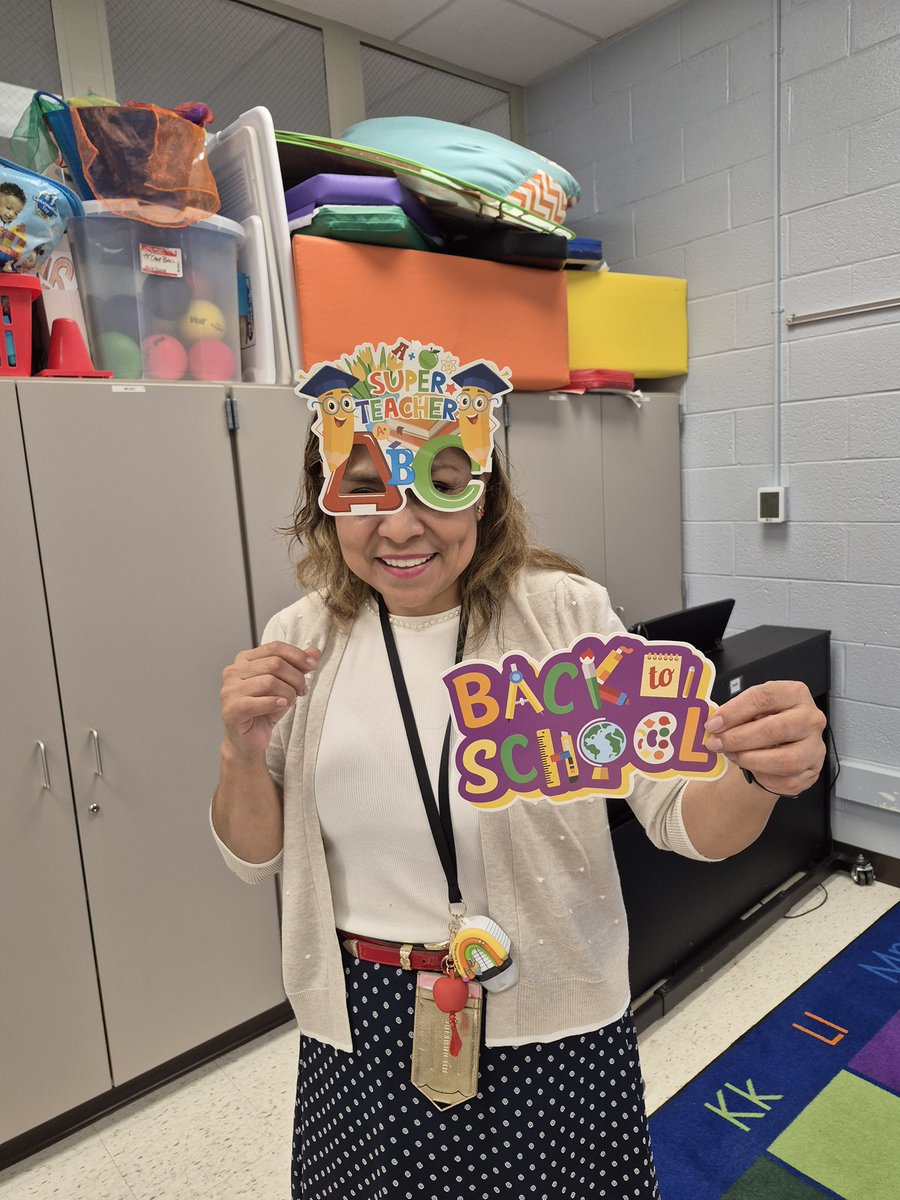 CarrieEec's tweet photo. Teachers and staff at Carrie Weedon are ready to start the school year! #AACPS #welcomebackteachers https://t.co/FBqitHbOwf