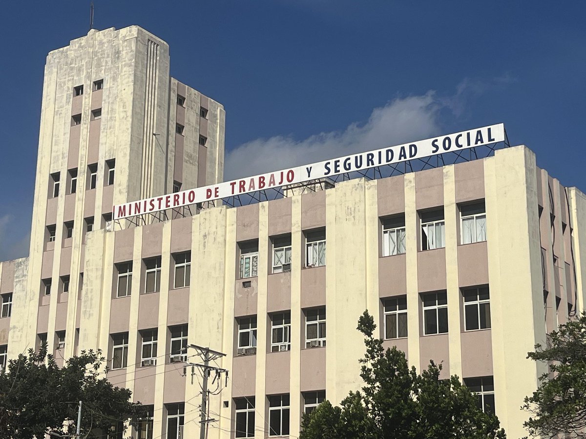 Más d un millón d pensionados en 🇨🇺 se le elevarán sus ingresos ,una política d la #Revolución para mejorar la situación financiera d los más desprotegidos #SiSePuede #JuntosPorMayabeque <a href="/DrRobertoMOjeda/">Dr. Roberto Morales Ojeda</a> <a href="/edelso_ramos/">Edelso Ramos Linares</a> <a href="/DeuselManr8406/">Deusel Fernández Manresa</a> <a href="/BureySantiago/">Santiago Burey Pérez</a> <a href="/MaydaSurez1/">Mayd@ SC ❤️🇨🇺💯💪🥰💐🎉</a> <a href="/pcc_escuela/">Nancy Labrada E.P</a>