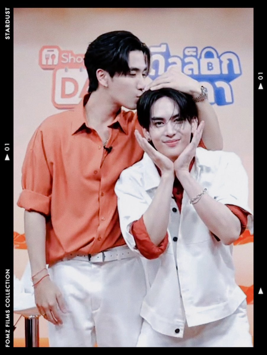 ถ้าถามถึง moment ที่ชอบก็คงจะเป็นอันนี้เพราะชอบดูเขารักกันมันฟินมันมีความสุข💘 ชอบเวลาพี่เพิร์ธแพ้เสียงในหัวตัวเองเป็นชาวร็อคที่เก็บทรงไม่อยู่ เอ๊ะอ๊ะกอด เอ๊ะอ๊ะหอม คลั่งรักเธอขาสุดๆ💖
และอยากขอบคุณ <a href="/ShopeeFoodTH/">ShopeeFood TH</a>
ที่ให้เกียรติเชิญเพิร์ธแซนต้ามาร่วมงานด้วย
#ShopeeFoodxPerthSanta