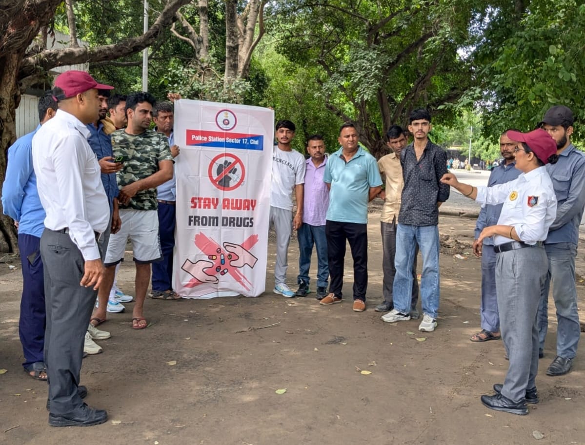 Samavesh_ChdPol's tweet image. 🚨 Building a Healthier, Drug-Free Society!

@ChdPol Samavesh teams of PS-17 &amp;amp; SRP conducted impactful awareness sessions at Sec-17 &amp;amp; Dhanas, educating youth &amp;amp; locals on the dangers of drug abuse.

Spreading awareness, Saving lives!

#SayNoToDrugs
#DrugFreeCity
#WeCareForYou 🚔