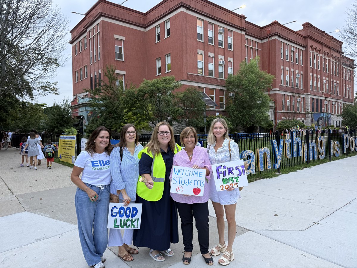 Welcoming <a href="/audubonschool/">Audubon School</a> students this morning with <a href="/SenatorSara6/">Senator Sara Feigenholtz</a>, <a href="/ellenforedu/">Ellen Rosenfeld</a> and <a href="/BridgetDegnen/">Commissioner Bridget Degnen</a>. Wishing all CPS students a happy first day and a wonderful school year! #GoHawks