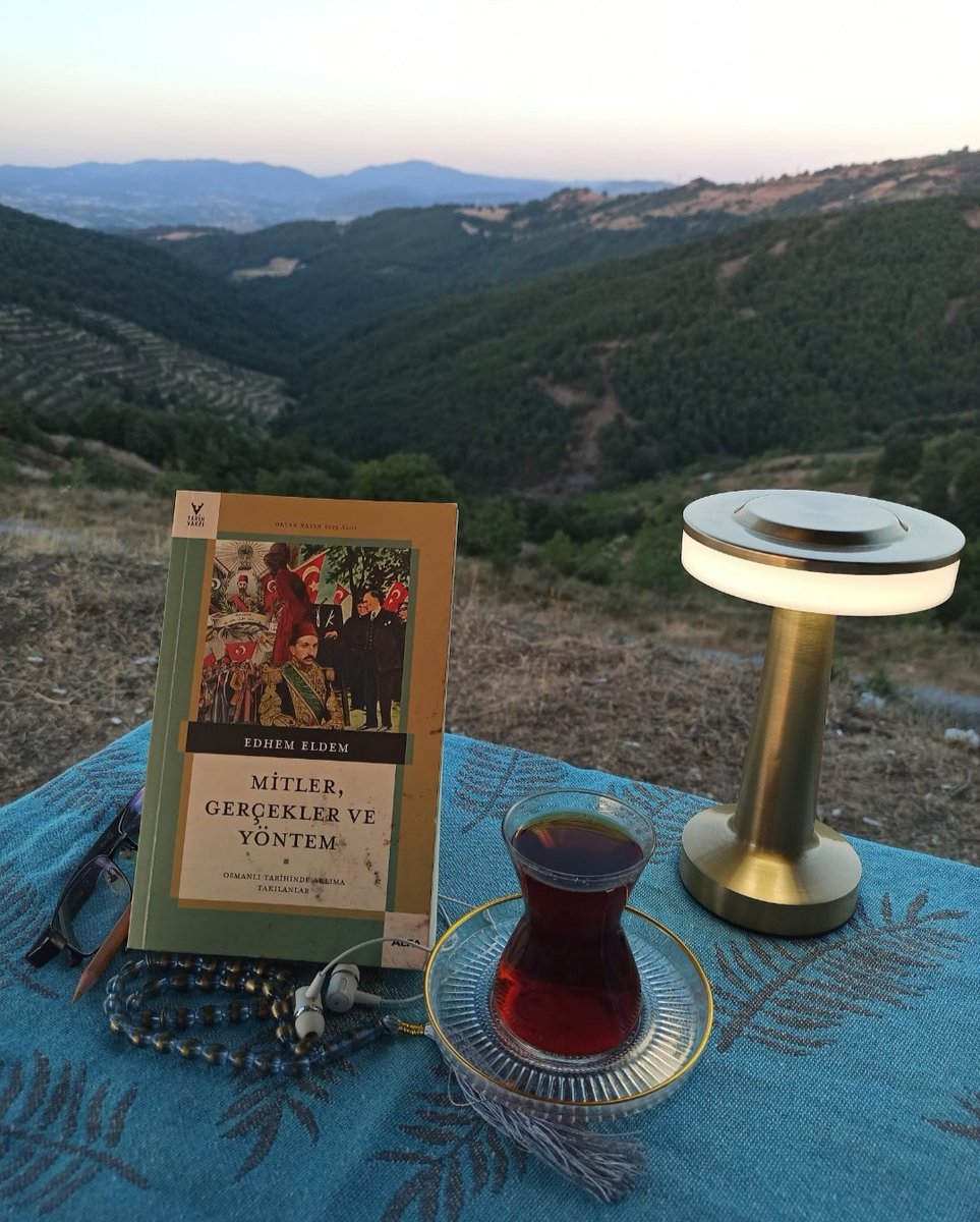 Tarihin siyaseti, kamuoyunu ve medyayı ilgilendiren bir konu olarak devamlı gündeme gelmesi çok ciddi bir sorundur.
🎼🎵 #onurasımşenocak  #kitap #çay #müzik #manzara #günbatımı #osmanlıimparatorluğu #adalet #eşitlik #hukuk #siyaset #kemalizm #hamidizm
