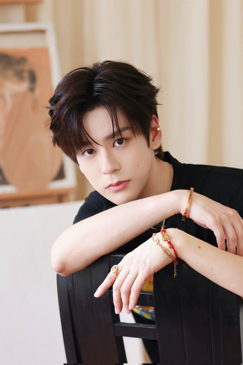 베르사체 사진도 올라왔는데
착장이 진짜 ..아카이빙 할 마음이 들지않습니다
미모는 또 이쁘게 담아줘서
베르사체가 위떤을 좋아하는지 안 좋아하는지 잘 모르겠음