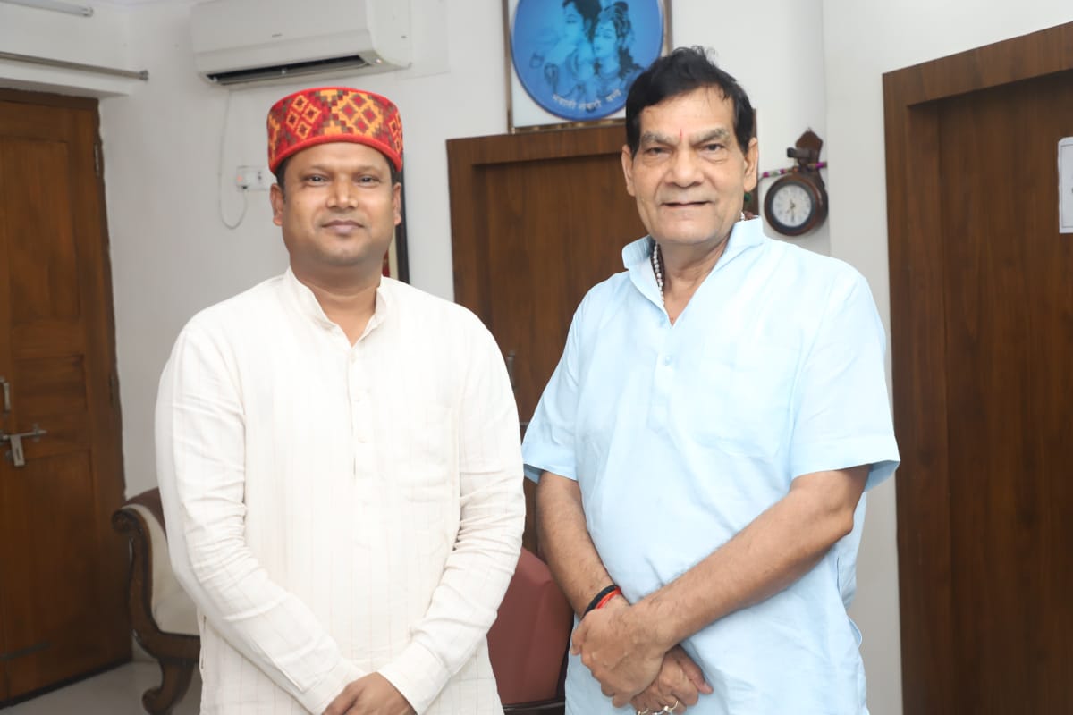 Ashok Kumar (@ashok4salon) on Twitter photo उत्तर प्रदेश सरकार में माननीय नगर विकास एवं ऊर्जा मंत्री श्री <a href="/aksharmaBharat/">A K Sharma</a> जी से लखनऊ में शिष्टाचार भेंट किया और उनका स्नेह और मार्गदर्शन प्राप्त किया |
इस दौरान सलोन विधानसभा क्षेत्र के तीनों नगर पंचायत के विकास कार्यों हेतु उचित धनराशि उपलब्ध कराने हेतु धन्यवाद प्रेषित किया उत्तर प्रदेश सरकार में माननीय नगर विकास एवं ऊर्जा मंत्री श्री <a href="/aksharmaBharat/">A K Sharma</a> जी से लखनऊ में शिष्टाचार भेंट किया और उनका स्नेह और मार्गदर्शन प्राप्त किया |
इस दौरान सलोन विधानसभा क्षेत्र के तीनों नगर पंचायत के विकास कार्यों हेतु उचित धनराशि उपलब्ध कराने हेतु धन्यवाद प्रेषित किया