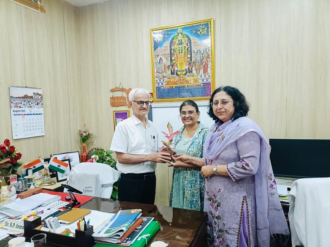 SJHDELHI's tweet photo. Kayakalp Unit with Gen Store&amp; Why Waste Wed NGO org Recycling initiative of exchanging 1400 kg of discarded old registers &amp;papers with recycled paper for Obs&amp; 
Gyn, Paed. Dept under guidance of Director Dr S Bansal &amp; in presence of MS Dr C Bamba, Addl MS,OIC under KayakalpManthan https://t.co/1aI3co8iDA