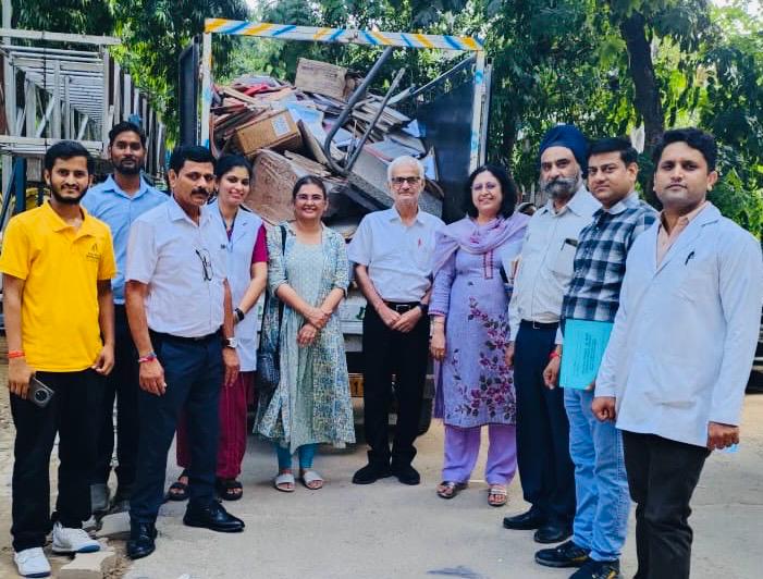 SJHDELHI's tweet photo. Kayakalp Unit with Gen Store&amp; Why Waste Wed NGO org Recycling initiative of exchanging 1400 kg of discarded old registers &amp;papers with recycled paper for Obs&amp; 
Gyn, Paed. Dept under guidance of Director Dr S Bansal &amp; in presence of MS Dr C Bamba, Addl MS,OIC under KayakalpManthan https://t.co/1aI3co8iDA