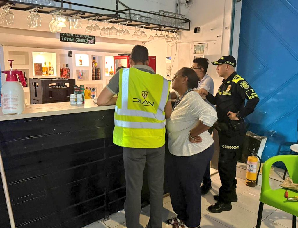 GuajiraPolicia's tweet image. 🤝 En alianza con la @DIANColombia, Policía Fiscal y Aduanera,@invimacolombia, @ICACOLOMBIA, sensibilizamos a comerciantes sobre la venta legal de licores, cigarrillos y productos perecederos. ✅ #Seguros  #TodosContraElContrabando