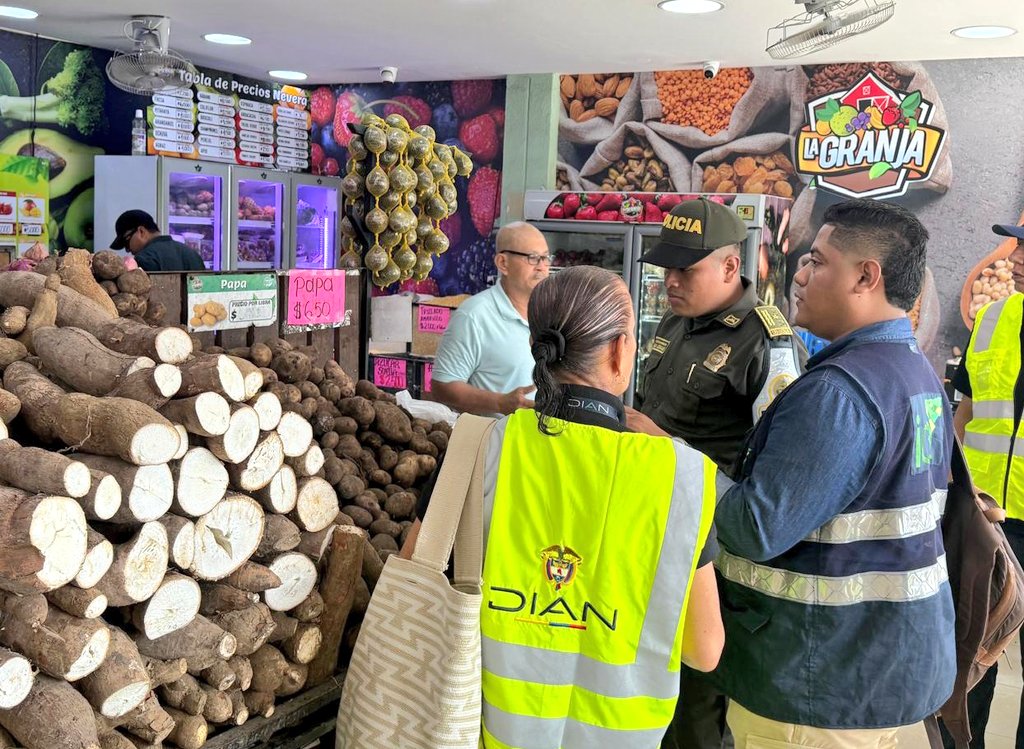 GuajiraPolicia's tweet image. 🤝 En alianza con la @DIANColombia, Policía Fiscal y Aduanera,@invimacolombia, @ICACOLOMBIA, sensibilizamos a comerciantes sobre la venta legal de licores, cigarrillos y productos perecederos. ✅ #Seguros  #TodosContraElContrabando