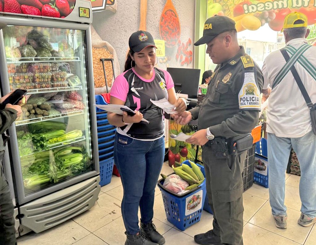 GuajiraPolicia's tweet image. 🤝 En alianza con la @DIANColombia, Policía Fiscal y Aduanera,@invimacolombia, @ICACOLOMBIA, sensibilizamos a comerciantes sobre la venta legal de licores, cigarrillos y productos perecederos. ✅ #Seguros  #TodosContraElContrabando