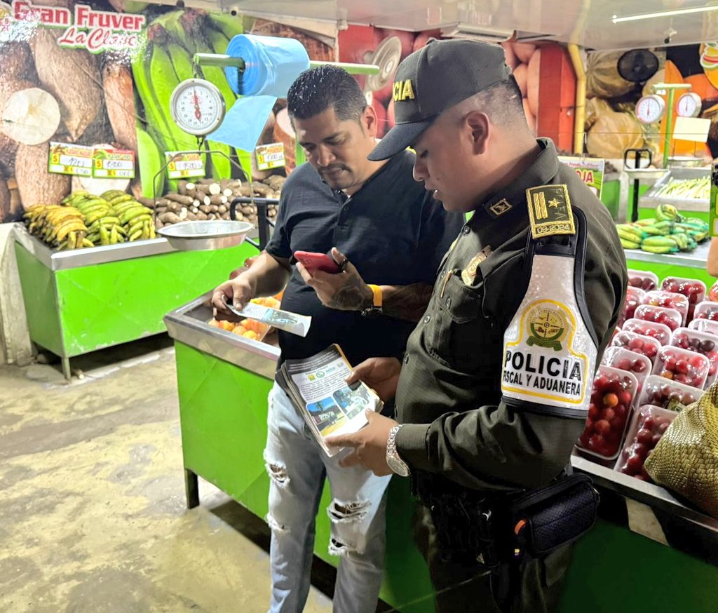GuajiraPolicia's tweet image. 🤝 En alianza con la @DIANColombia, Policía Fiscal y Aduanera,@invimacolombia, @ICACOLOMBIA, sensibilizamos a comerciantes sobre la venta legal de licores, cigarrillos y productos perecederos. ✅ #Seguros  #TodosContraElContrabando