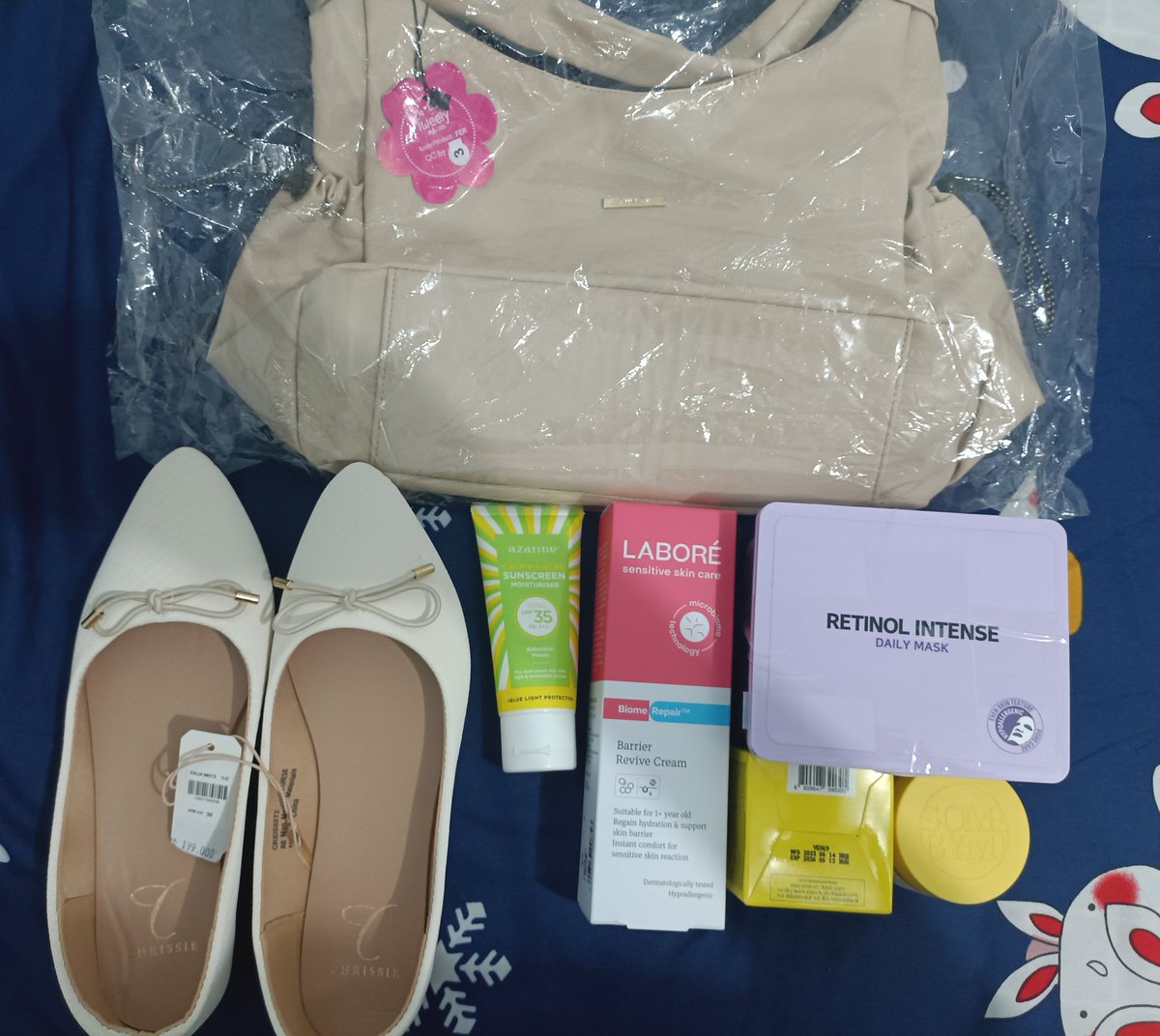 vwoile's tweet photo. Wts tas, flatshoes, moisturizer labore, sunscreen azarine, sheetmask &amp; sleeping mask some by mi. Ada yang new dan preloved

Via 🍊 pengiriman dari sby jatim https://t.co/xPGegVUggg