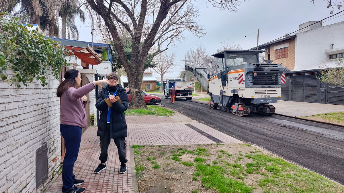 Pavimento definitivo en marcha 🚧👷

Avanzan los trabajos en las calles de Lomas de Alberdi. Una obra que transforma el barrio y la movilidad de vecinos y vecinas 🙌