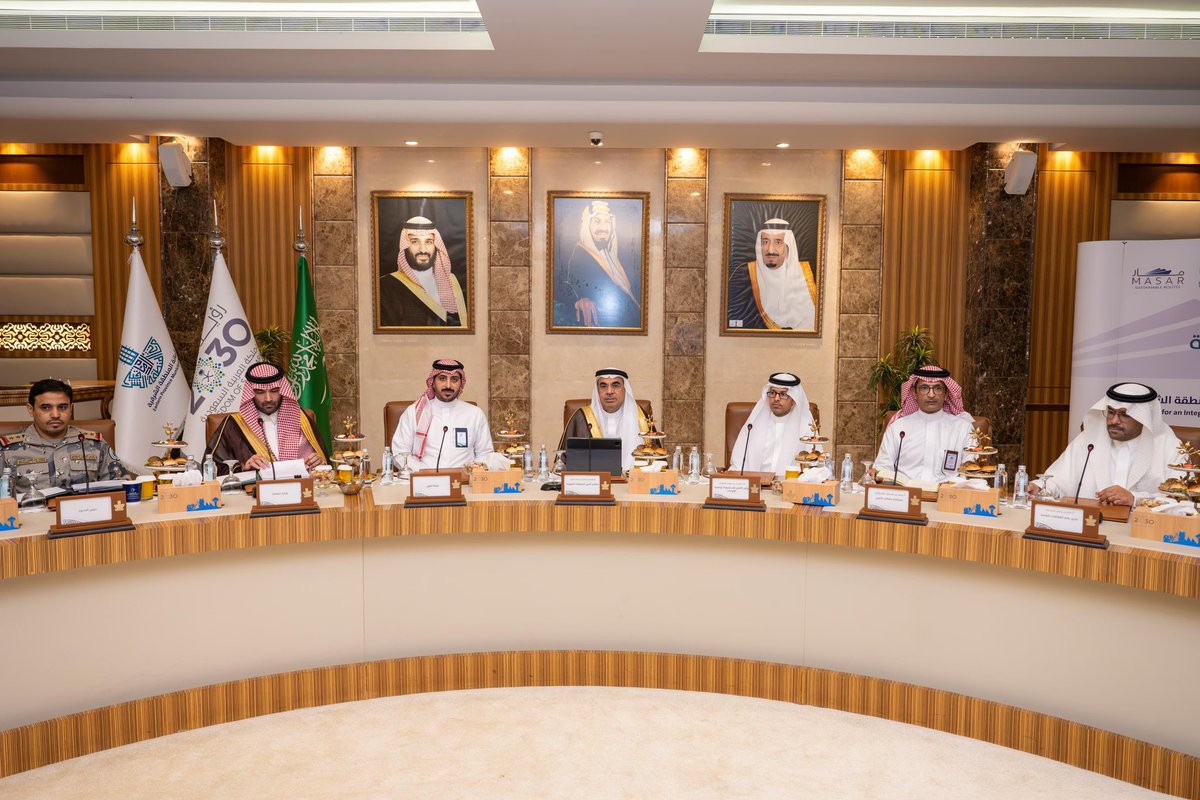 EasternEamana's tweet photo. 📸| 
#استثمر_بالشرقية

معالي #أمين_الشرقية يترأس اجتماعًا لمناقشة مستجدات ومراحل تنفيذ #المشروع_الاستثماري_للنقل_البحري ويؤكد خلاله على أهمية التعاون بين الجهات لتحقيق نقل بحري مستدام يُسهم في :

-  تعزيز الاقتصاد والسياحة و الترفيه 
- الحد من الازدحام المروري  
#الاستثمار_البلدي https://t.co/NCnlsIwC45