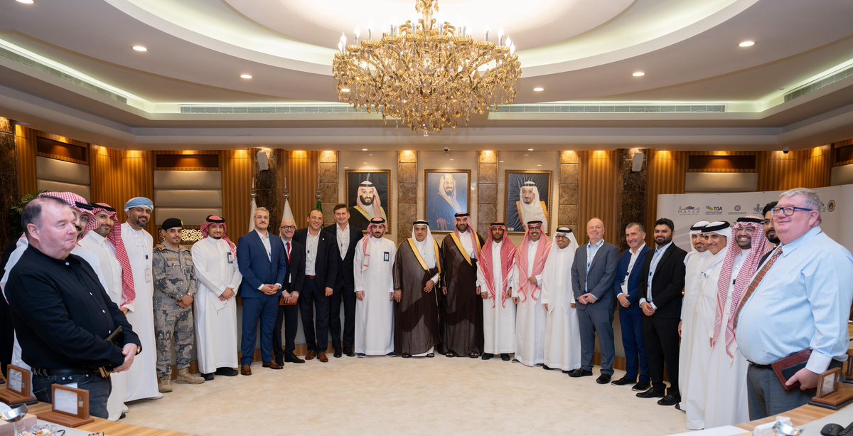 EasternEamana's tweet photo. 📸| 
#استثمر_بالشرقية

معالي #أمين_الشرقية يترأس اجتماعًا لمناقشة مستجدات ومراحل تنفيذ #المشروع_الاستثماري_للنقل_البحري ويؤكد خلاله على أهمية التعاون بين الجهات لتحقيق نقل بحري مستدام يُسهم في :

-  تعزيز الاقتصاد والسياحة و الترفيه 
- الحد من الازدحام المروري  
#الاستثمار_البلدي https://t.co/NCnlsIwC45