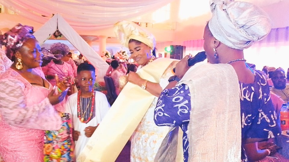 ajokeakewii001's tweet photo. Àjọké Oníbàntẹ́ Ọ̀rọ̀🔥🎤
Had the honor of chanting at a beautiful birthday party 🎉✨
Nothing makes me happier than sharing words that touch hearts and keep our culture alive. Truly grateful for moments like this. 💕
#Akewi #YorubaCulture #ajokeakewi https://t.co/XA2rfU0lkw