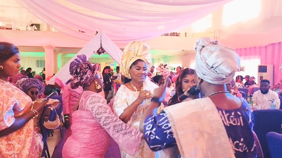ajokeakewii001's tweet photo. Àjọké Oníbàntẹ́ Ọ̀rọ̀🔥🎤
Had the honor of chanting at a beautiful birthday party 🎉✨
Nothing makes me happier than sharing words that touch hearts and keep our culture alive. Truly grateful for moments like this. 💕
#Akewi #YorubaCulture #ajokeakewi https://t.co/XA2rfU0lkw