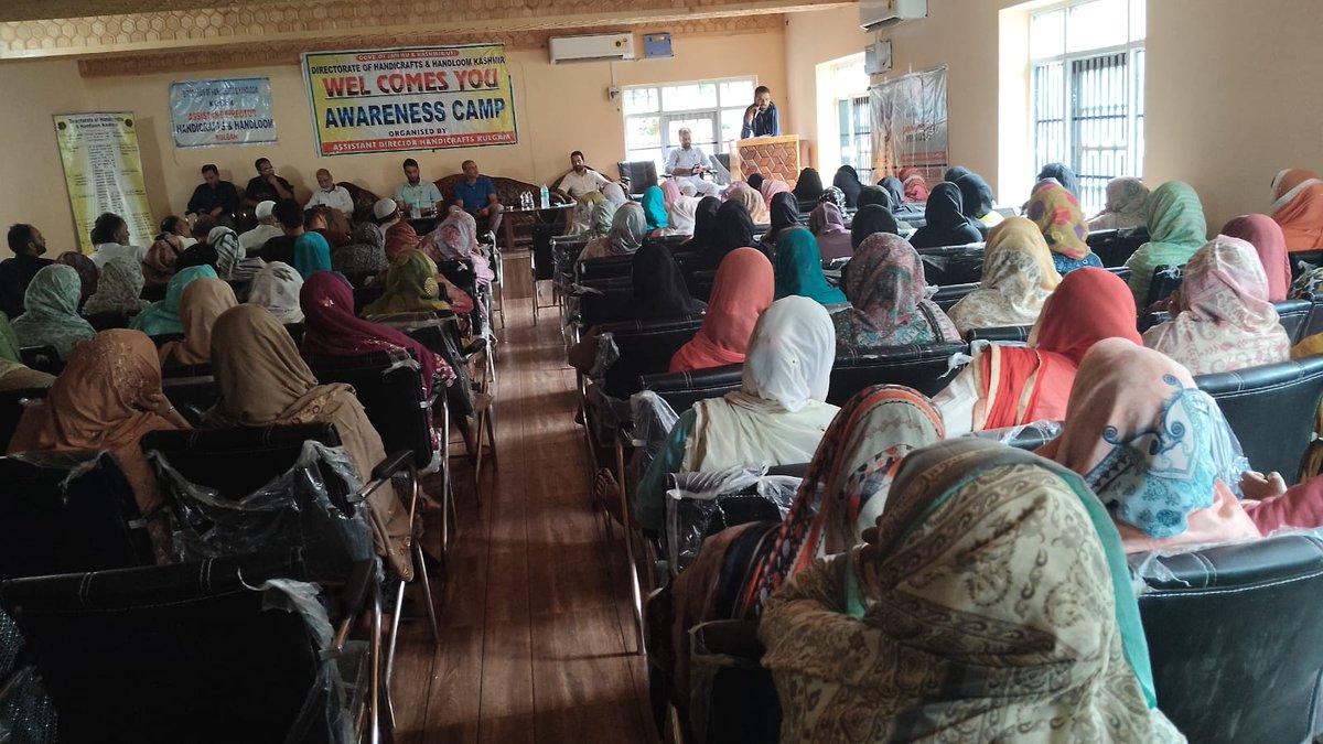 HHKulgam's tweet photo. The programme focused on empowering artisans with knowledge about Govt. schemes, GI tagging, market linkages &amp; opportunities to strengthen the handicraft sector. @dohhkmr https://t.co/bO2ct9hGUB