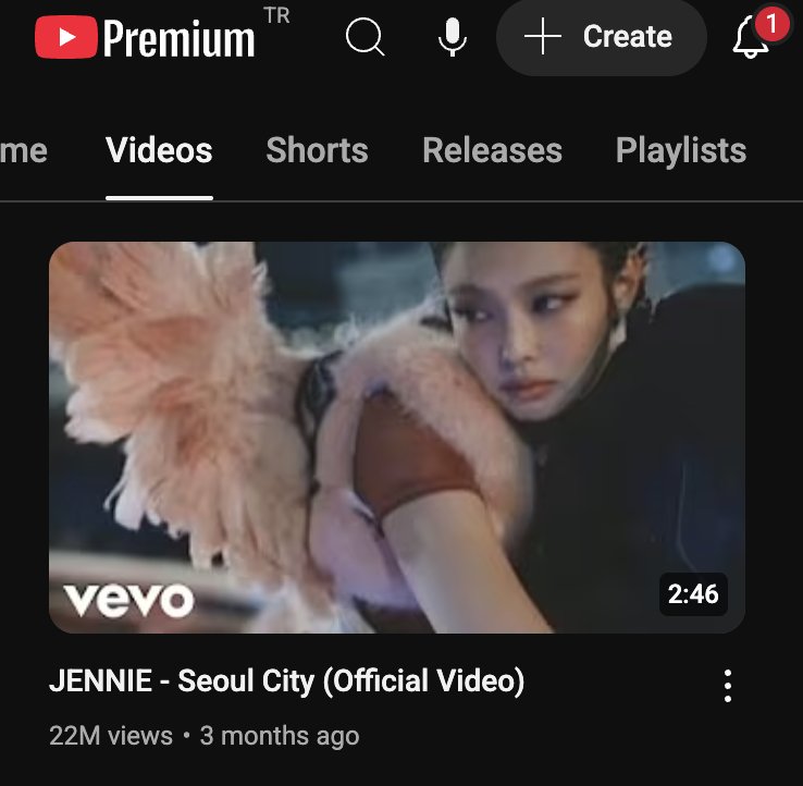 zxzylalisa's tweet photo. "Lisa is ruing the Seoul City hype" does is it even made a noise?! 😭 https://t.co/e0blc57uMQ