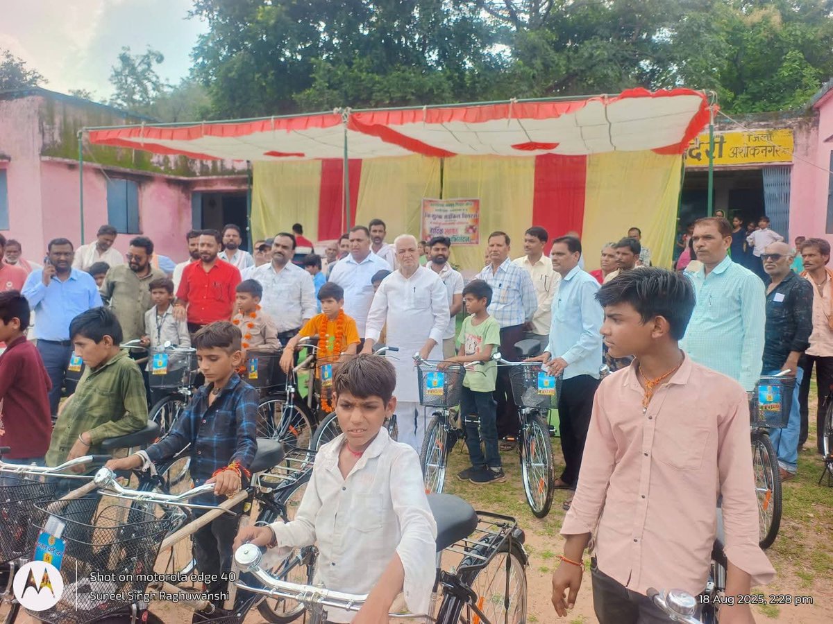 आज शासकीय प्राथमिक विद्यालय हरकुंड में ग्रामीण क्षेत्र से आने वाले स्कूली छात्र छात्राओं को निःशुल्क साइकिल वितरित कर उनके उज्ज्वल भविष्य की कामना की।।
तत्पश्चात वृक्षारोपण किया।
इस दौरान जिला शिक्षा अधिकारी सहित विद्यालय का स्टाफ एवं छात्र छात्राएं उपस्थित रहे।