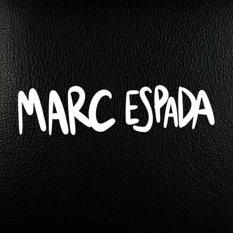 "Marc agarró a Hugo y le dio la vuelta con firmeza. Con las manos enguantadas le agarró por el cul0 y lo apretó contra él, juntando sus paquetes, cuero con cuero."

La palabra "cuero" aparece 234 veces en el libro.

¿Quién es Marc Espada, el amante del cuero?

#15Septiembre