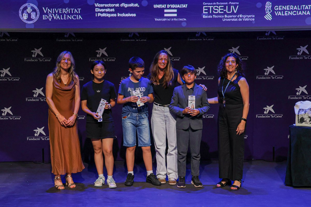 Nos han encantado las calculadoras que nos ha dado CASIO Education para regalar la Charla Family. Se trata de una edición especial de mujeres en la ciencia, realizada con la intención de visibilizar y romper estereotipos de género. Una filosofía muy en línea con nuestro proyecto.
