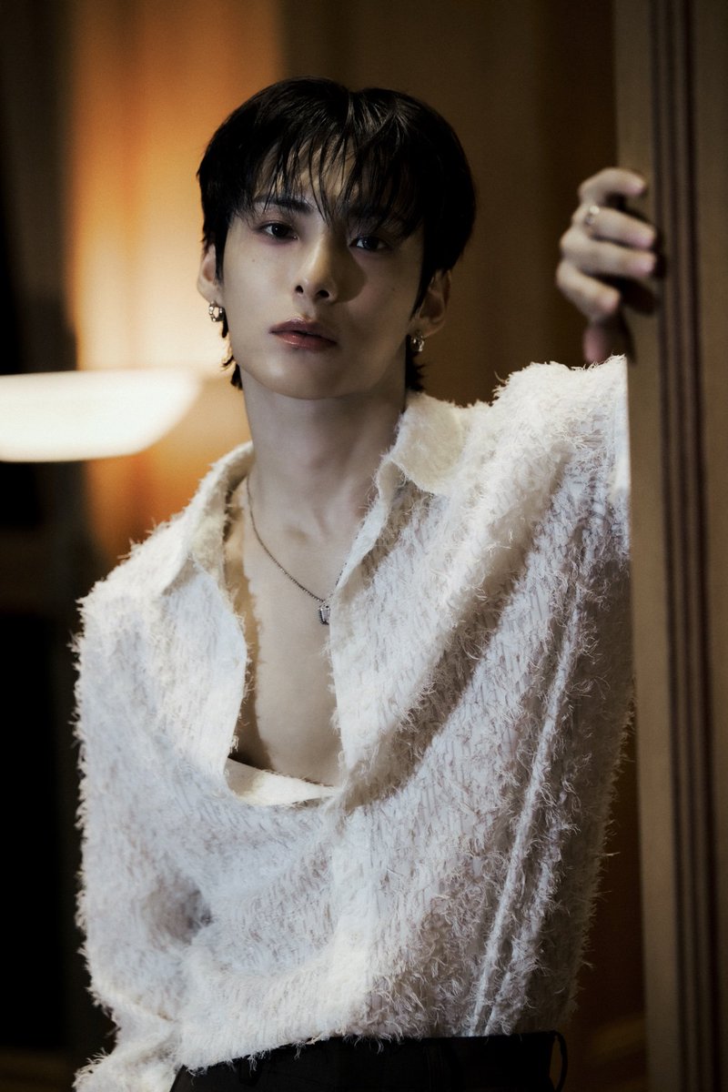 HellKittenFire's tweet image. "How can he look this good, standing in my doorway like that? He's just asking to be ravished." @MyDemonFire