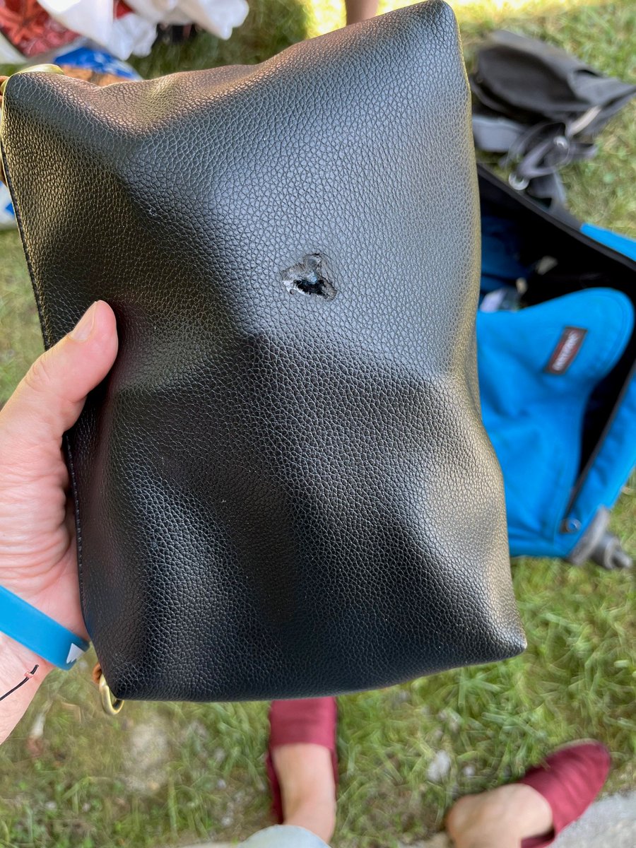 HadleyTranslate's tweet photo. My bag arrived late and severely damaged on an Iberia flight from Madrid to Geneva on 15 August. @iberia can you contact me to arrange a replacement? So far it has been impossible to speak to an Iberia representative. It is terrible service from #iberia https://t.co/UFZiGWEBdh