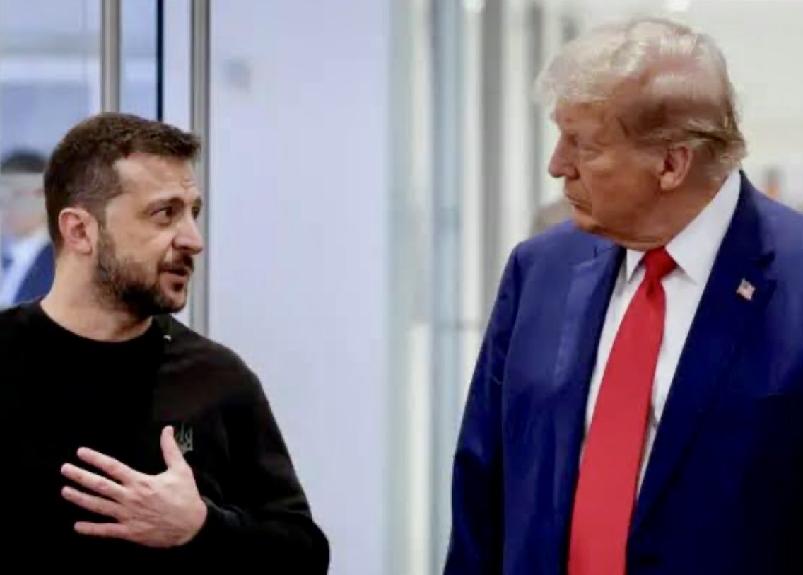 تتحدث تقارير صحفية أن الرئيس الأوكراني#زيلينسكي سيظهر في البيت الأبيض اليوم مرتديًا نفس السترة السوداء التي ارتداها في قمة حلف شمال الأطلسي (الناتو) في هولندا في يونيو. وقال أحد المصدرين: "سيكون زيًا رسميًا، وليس بدلة كاملة".