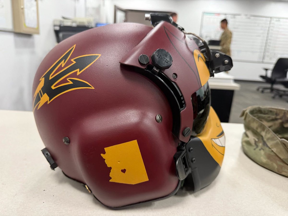 Evil_Sparky's tweet image. Randall McDaniel getting one hell of a gift from a Blackhawk Pilot