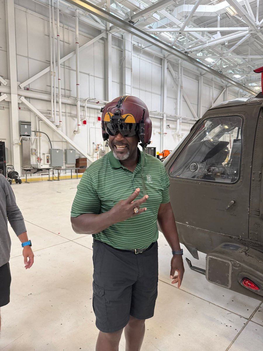 Evil_Sparky's tweet image. Randall McDaniel getting one hell of a gift from a Blackhawk Pilot