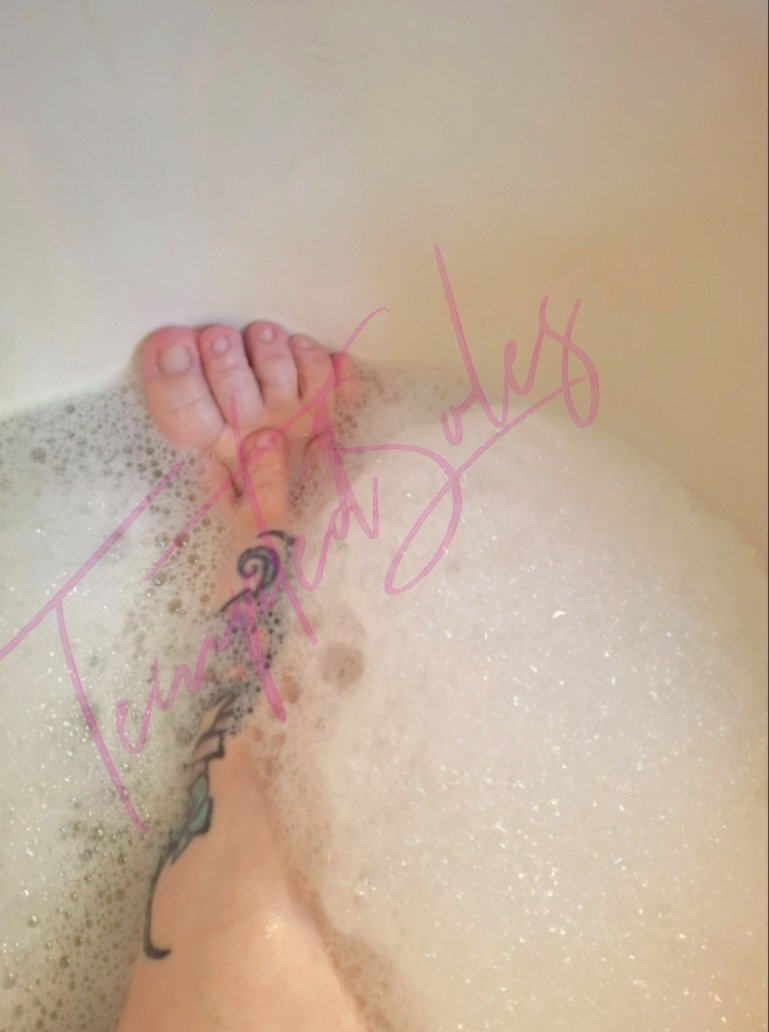 TemptedSoles's tweet photo. 🫧 Just a little bubbly trouble… soaking these toes before they cause more mischief 😏👣
#ToeTease #BathTimeBliss #SudsAndSoles #PlayfulFeet #MoanDayMonday https://t.co/29Masvtd7Z