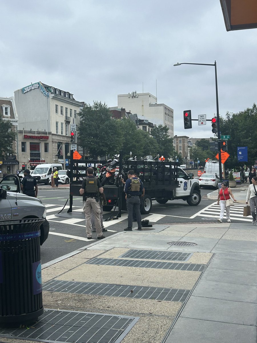Nat_Dowzicky's tweet image. 7 officers from various agencies rounding up food delivery bikes is a terrible use of my tax dollars.