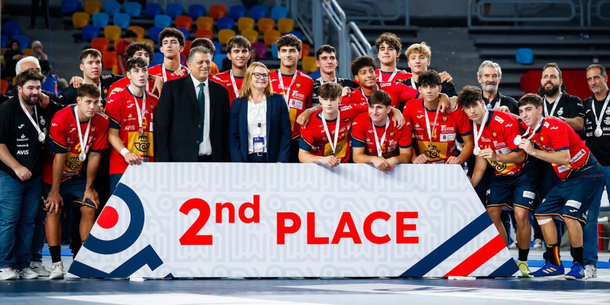 ajbalonmano's tweet image. 🥈 ¡Orgullo infinito! Los #HispanosJuveniles se cuelgan la plata mundial en #Egypt2025 tras un torneo espectacular. 🇪🇸💪🏼