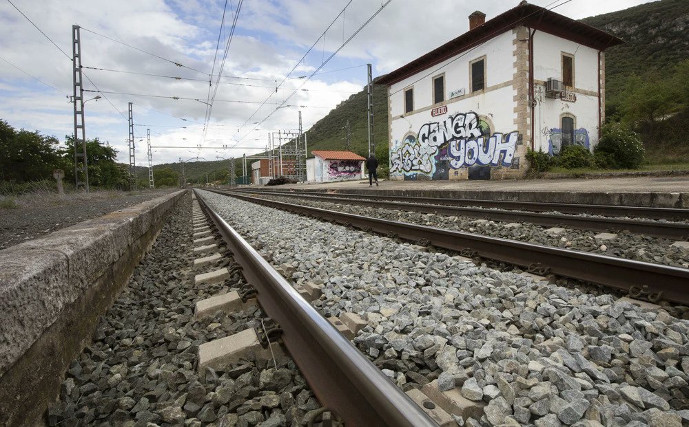 ¿Hablamos de la enésima vergüenza del ferrocarril español?  Esto es Bujedo, estación, ya sin servicio, entre Pancorbo y Miranda de Ebro.

Es una estación peculiar, que no influye en la circulación, ya que hace años eliminaron sus agujas. Pero en su interior alberga algo vital...
