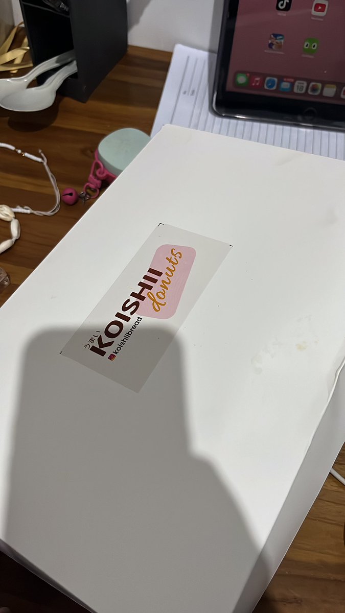 stroberriess's tweet photo. lagi feeling lonely di kosan karna gaada kegiatan, n then my new friend show off gv me this donuts🥹🥹🥹🥹 https://t.co/3h6Yg0zirA