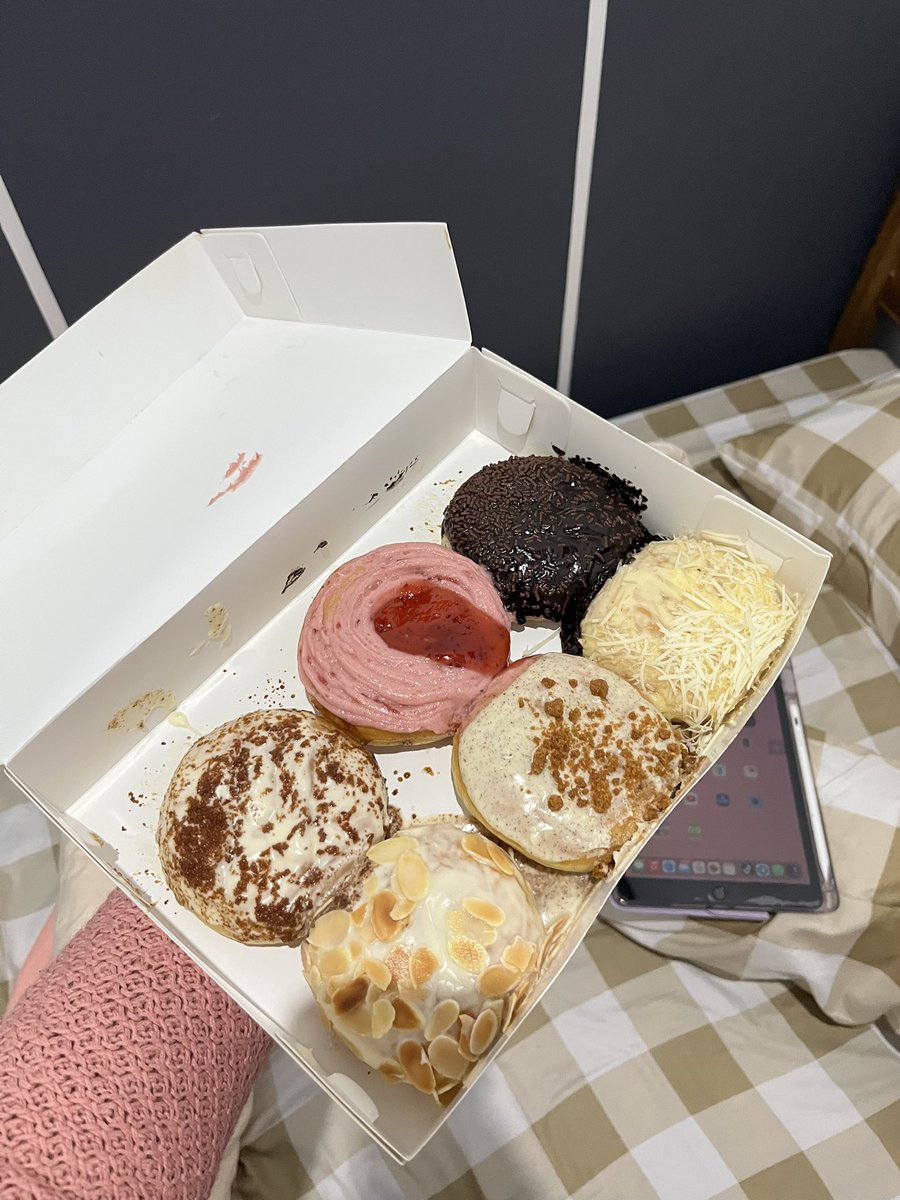 stroberriess's tweet photo. lagi feeling lonely di kosan karna gaada kegiatan, n then my new friend show off gv me this donuts🥹🥹🥹🥹 https://t.co/3h6Yg0zirA
